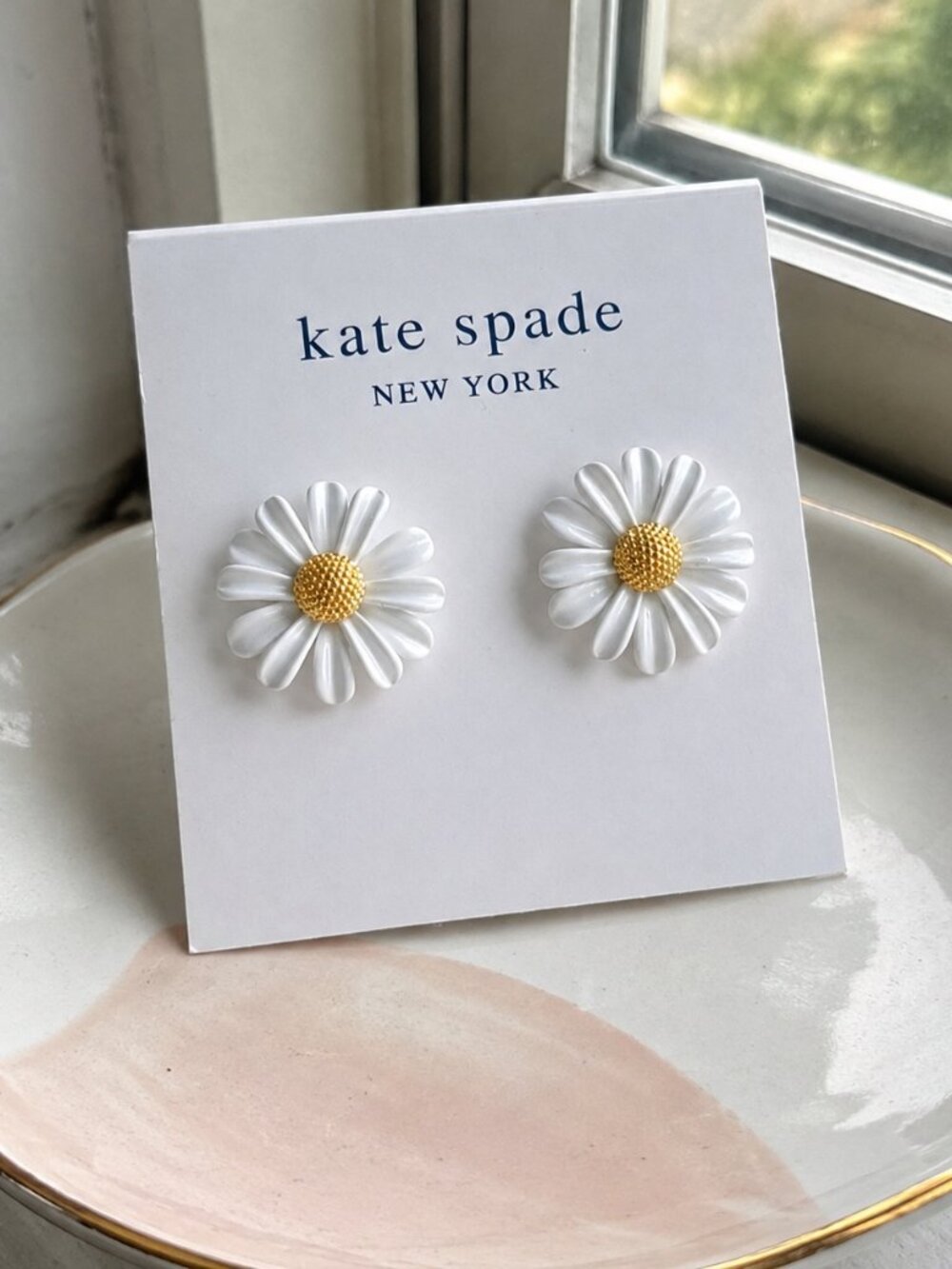 Kate Spade into the bloom stud earrings gold white daisy floral studspa